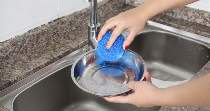 Шарик спиральной структуры пластиковый соскабливая используемый для мыть плиты и шары